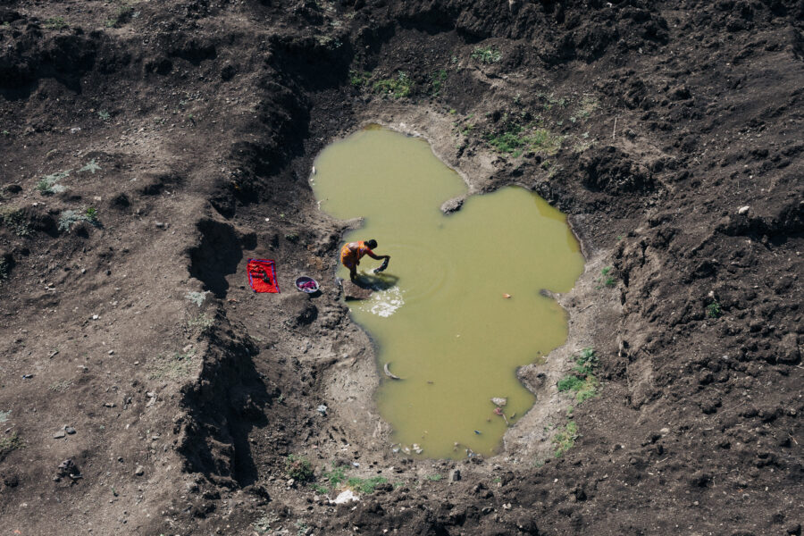 A woman washes clothes in the Manjra at Arjkheda village on the outskirts of Latur, Maharashtra. May 03, 2016.