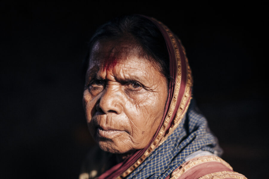 65-year-old Gajrabai Kshirsagar’s three sons, unable to cope with the persistent water shortage, migrated from their village of Saknewadi in Osmanabad, Maharashtra three years ago. The Kshirsagars own no land and work as farm workers, but the drought has made it difficult for them to find any work in the village for the last two years. Her husband Hiraji, 80, now travels daily to Osmanabad, 10km away, to find daily wage work in construction that pays him Rs. 150 (USD 2).